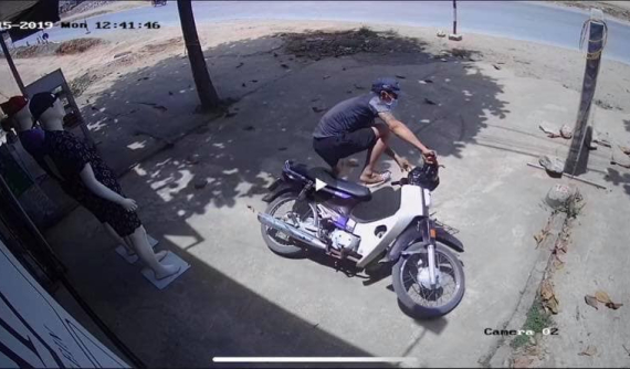 Trộm xe Honda Dream bất thành, tên trộm để lại đôi dép Vans cho chủ nhà