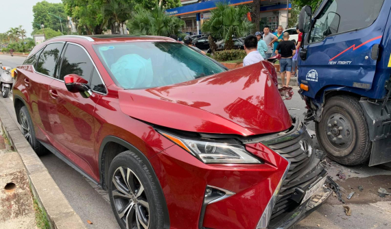 Hà Nội: Xe sang Lexus RX350 đối đầu xe bồn chở nước trên đê Yên Phụ