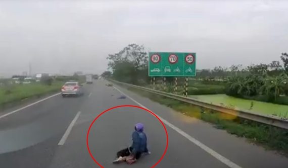 Cao tốc Hà Nội - Bắc Ninh lại xảy ra một vụ cướp giật túi xách phụ nữ khá trắng trợn và nguy hiểm