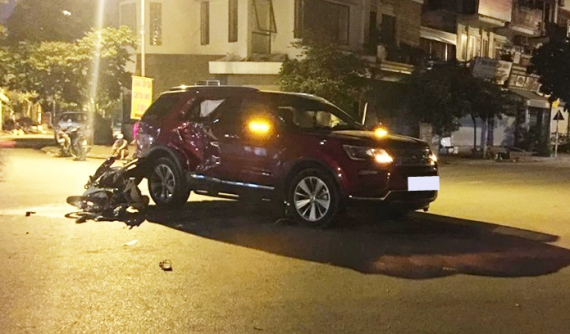 Hà Nội: Xe máy tông móp sườn Ford Explorer, 2 nam thanh niên bị thương nặng