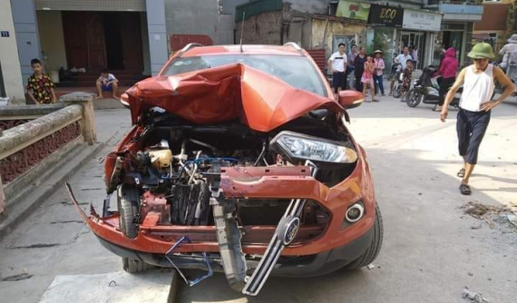 Hà Nội: Người lái Ford EcoSport gây tai nạn liên hoàn cho 2 ô tô và 1 xe máy rồi bỏ chạy