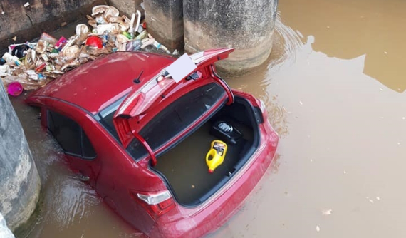 Bắc Giang: Xe Hyundai rơi xuống mương bị mắc kẹt tại miệng cống thoát nước