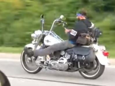 Sửng sốt trước cảnh biker lái xe bỏ cả hai tay, chăm chú dùng điện thoại trên đường cao tốc