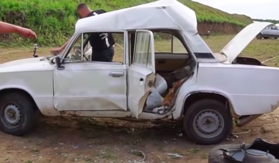 Đây là kết cục đáng sợ nếu một lốp xe phát nổ ở bên trong xe ô tô