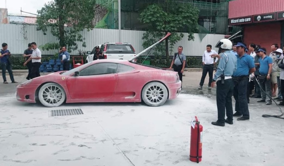 Hàng chục người tham gia chữa cháy cho siêu xe Ferrari 360 Modena gần cây xăng