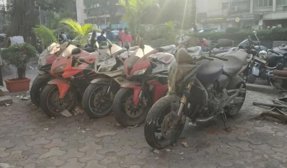 Xót xa với dàn siêu mô tô khủng bị vứt không đến mức hư hỏng nặng