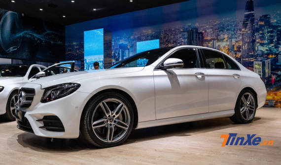 Vừa mở bán đã "cháy hàng", Mercedes-Benz E 350 AMG 2019 có gì mà hấp dẫn đến vậy?