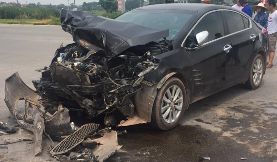 Bắc Giang: Kia K3 "nát đầu" sau tai nạn với xe tải Thaco Frontier