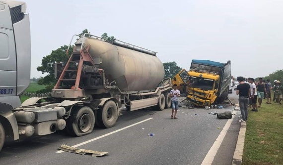 Tai nạn giữa xe bồn và xe tải khiến cao tốc Hà Nội - Thái Nguyên ùn tắc giao thông nghiêm trọng