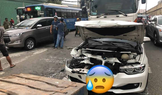 Quận 12: Tông xe dây chuyền trên Quốc lộ 1A, BMW bị kẹp giữa xe đầu kéo và xe tải