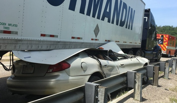 Ô tô con bị hất văng lên không trung rồi trượt vào gầm xe container, tài xế thoát chết khó tin