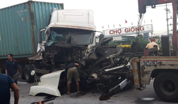Hải Dương: Lại thêm một vụ tai nạn xảy ra trên quốc lộ 5 khiến xe container nát bét đầu