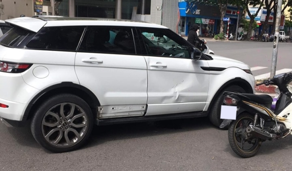 Hà Nội: Sau tai nạn với xe máy, Range Rover Evoque móp hông xe và bung nẹp sườn