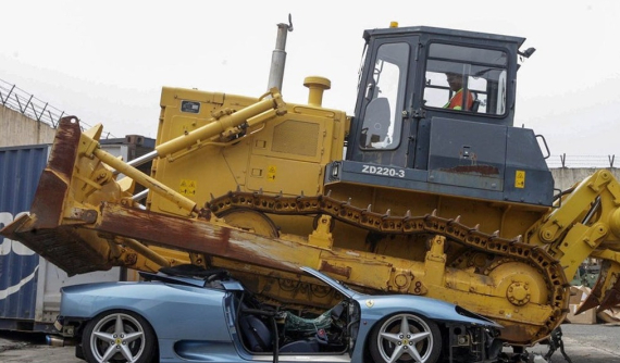 Đau lòng trước cảnh một chiếc Ferrari 360 Spider bị nghiền nát ở Philippines do trốn thuế nhập khẩu