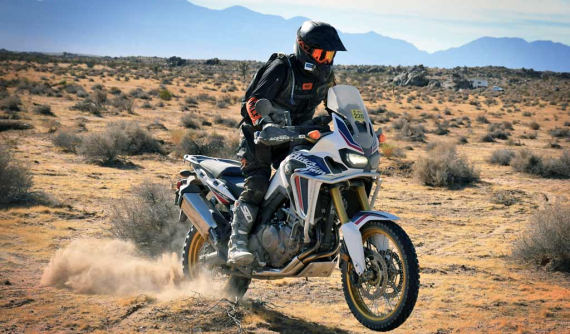 Mùa hè nắng nóng, mặc đồ tối màu ra đường sẽ khiến việc đi xe máy trở nên mát mẻ hơn!