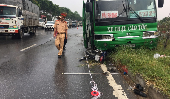 Hà Nội: Ô tô khách cuốn xe máy đi ngược chiều vào gầm, một người nguy kịch