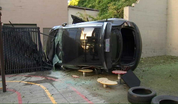 Muốn thoát chết khi rơi từ độ cao 12 m xuống đất, hãy mua Tesla Model 3!