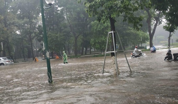 Mưa lớn bất ngờ, nhiều con phố tại Hà Nội chìm trong biển nước