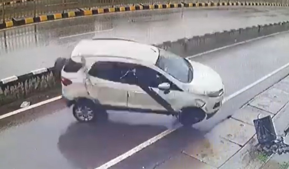 Ford EcoSport lộn nhiều vòng ở tốc độ cao, người lái mở cửa bước ra ngoài như không có gì xảy ra