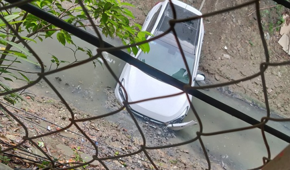 Hà Nội: Đi rửa xe, nam thanh niên lao Hyundai i20 Active xuống mương