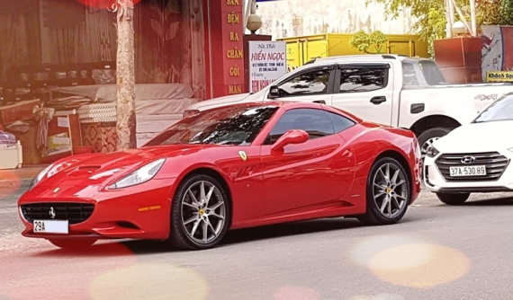 Hết Ferrari 458 Spider giờ đến lượt siêu xe mui trần Ferrari California xuất hiện tại Nghệ An