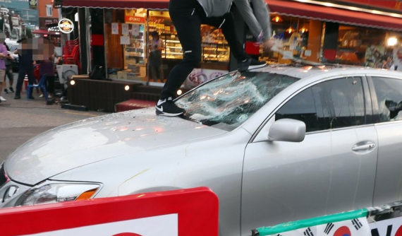 Ủng hộ làn sóng tẩy chay hàng Nhật, người đàn ông tự tay đập nát xe sang Lexus của mình