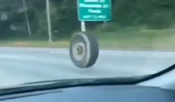 Bánh xe tải nảy tưng tưng trên dải phân cách và đập trúng ô tô Jeep Wrangler