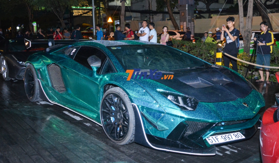 Đánh giá nhanh bộ áo của siêu xe Lamborghini Aventador Limited Edition 50 được thực hiện trong 24 giờ