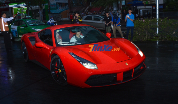 Hàng chục tay săn ảnh chạy theo siêu xe Ferrari 488 GTB của Tuấn Hưng khi đến dự đám cưới Cường "Đô-la"