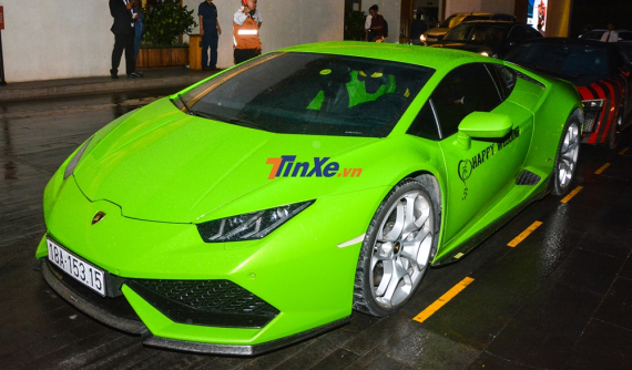 Từ thành Nam xa xôi, Lamborghini Huracan xanh cốm được chủ nhân vận chuyển vào Nam để ăn cưới Cường "Đô-la"