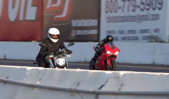 Ducati 959 Panigale "hít khói" mô tô điện Zero SR/F được điều điều khiển bằng một nữ biker