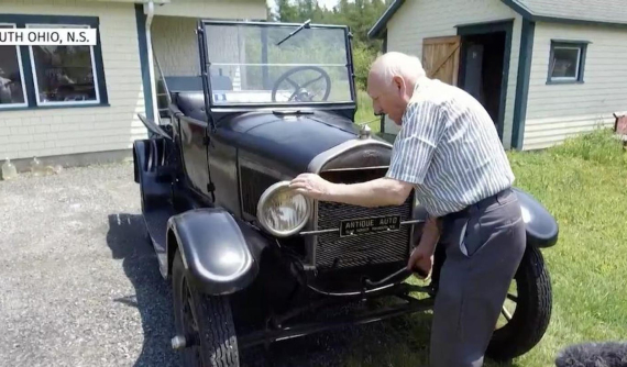 Khâm phục cụ ông 87 tuổi sở hữu và lái chiếc bán tải Ford Model T trong 70 năm