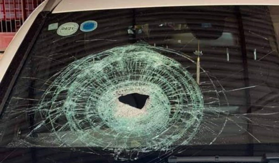 Xe sang Mercedes-Benz bị ném đá trên cao tốc Hà Nội - Thái Nguyên, một phụ nữ bị thương