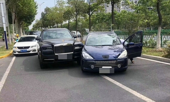 Xảy ra va quẹt với Rolls-Royce Cullinan, người lái Peugeot 307 có thể phải "bán nhà đi mà đền"