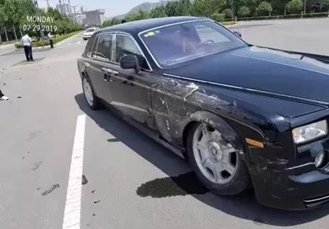 Tông vào bên hông xe Rolls-Royce Phantom hơn 20 tỷ đồng, tài xế chiếc SUV ngồi bệt xuống đường lo lắng