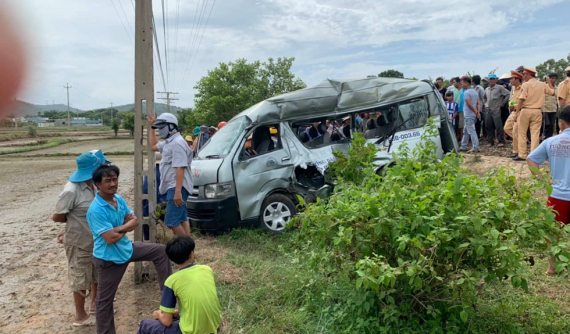 Bình Thuận: Kinh hoàng tàu hỏa đâm ngang xe 16 chỗ khiến 3 người chết