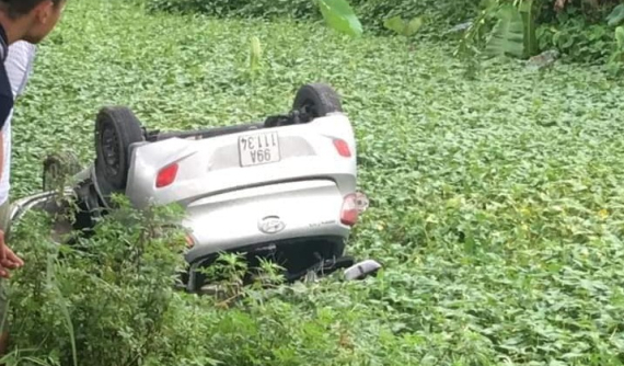 Bắc Ninh: Xe taxi lật ngửa dưới mương, tài xế chết thảm