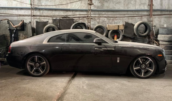Xót xa với hình ảnh Rolls-Royce Wraith ở Việt Nam "làm bạn" với bụi trong một garage