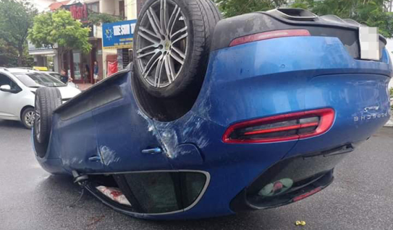 Bắc Ninh: SUV hạng sang Porsche Macan lật ngửa, 2 người bị thương