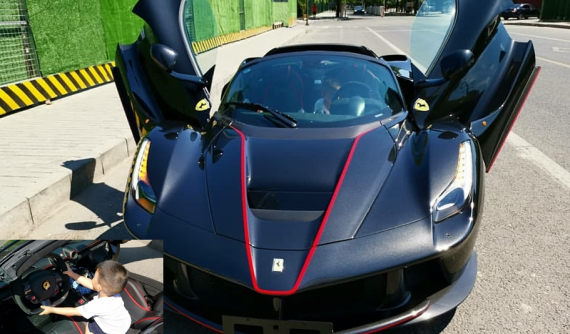 "Quý tử" con nhà đại gia mới tí tuổi đã được nghịch siêu xe Ferrari LaFerrari Aperta hơn 153 tỷ đồng