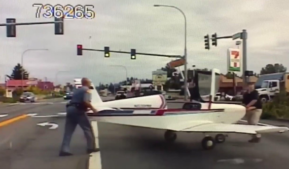 Chứng kiến cảnh một chiếc máy bay phải hạ cánh khẩn cấp ngay giữa đường phố