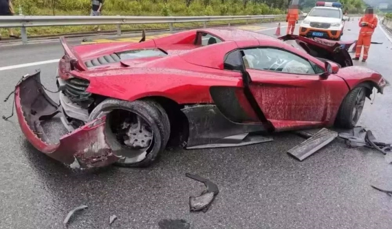 Nam thanh niên đâm hỏng siêu xe McLaren hơn 13 tỷ đồng mượn từ bạn để chạy thử