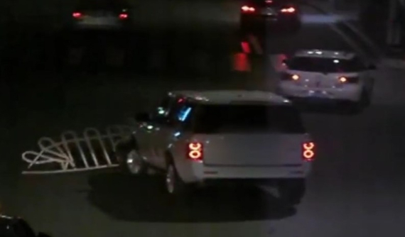 Range Rover chạy trên đường với dải phân cách mắc ở đầu xe, làm xước 3 chiếc ô tô khác