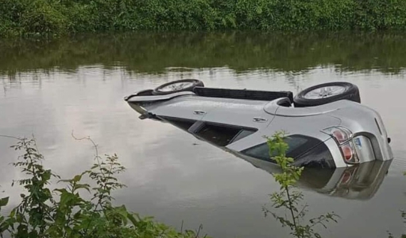 Cà Mau: Toyota Fortuner rơi xuống vuông tôm, tài xế tử vong