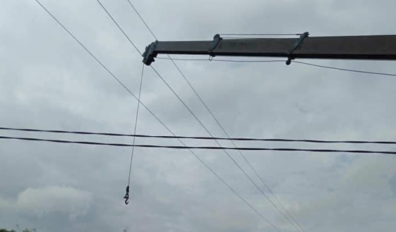 Thái Nguyên: Cần cẩu chạm vào đường dây điện cao thế, tài xế xe cẩu tử vong trong cabin