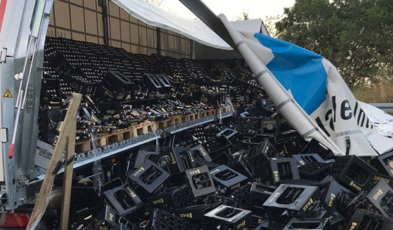 Tai nạn xe tải đầu kéo khiến hơn 10.000 chai bia giá trị 309 triệu Đồng vung vãi trên cao tốc Autobahn