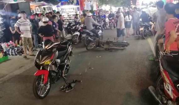 Long An: Honda Winner X "trọng thương" sau khi bị 2 "nữ tặc" đâm phải giữa chợ đêm