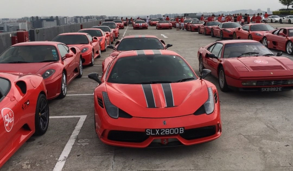 Kỷ niệm 54 năm Quốc khánh Singapore, hơn 54 siêu xe Ferrari từ cổ chí kim tụ tập cùng nhau