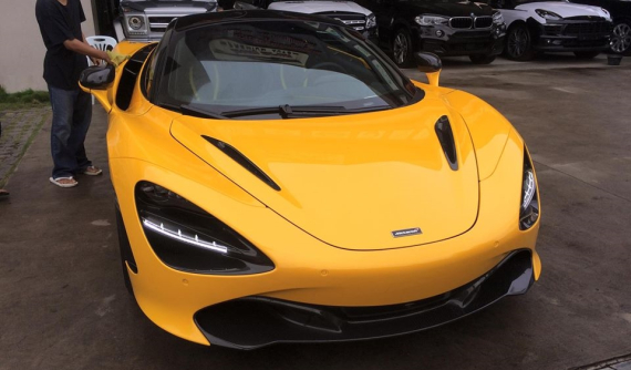 Loạt siêu xe mang màu sơn vàng độc đáo tại Campuchia