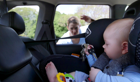 Cơ thể trẻ nhỏ sẽ bị tác động thế nào nếu bị nhốt trong ô tô đóng kín?